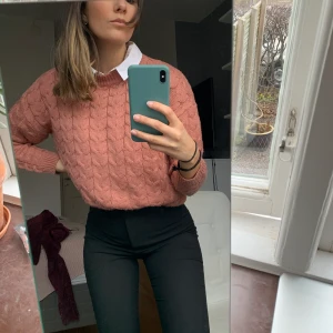 Stickad tröja från mango - Supersnygg och skön! Storlek S. Passar perfekt över en skjorta och är så fin till våren! 