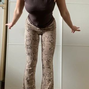 Leopard byxor - Vet ärligt talat inte vad det är för djur tryck, men jävligt snygga byxor i tights material, Bootcut, 