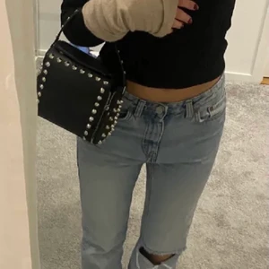 Zara väska  - Säljer denna super coola och eftertraktade Zara väskan som är helt slutsåld. Väskan är i nyskick och endast använd 1 gång. Obs första bilden är lånad. Köparen står för frakten o buda i kommentera 💕 ( högsta bud nu: 300 kr exklusive frakt) 