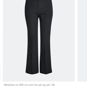 Kostymbyxor Vilma Bikbok - Helt nya kostymbyxor som tyvärr är för små, aldrig andvända då jag inte får på dom.