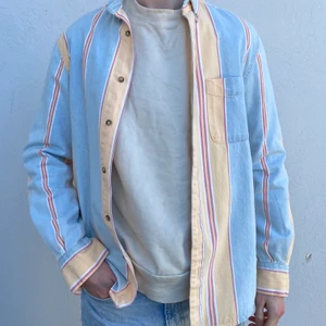 Jeans Jacka - Färgglad jeans jacka från ZARA, inte använd många gånger. Org. pris 600kr. Buda med 50kr, säljaren står för frakten. 