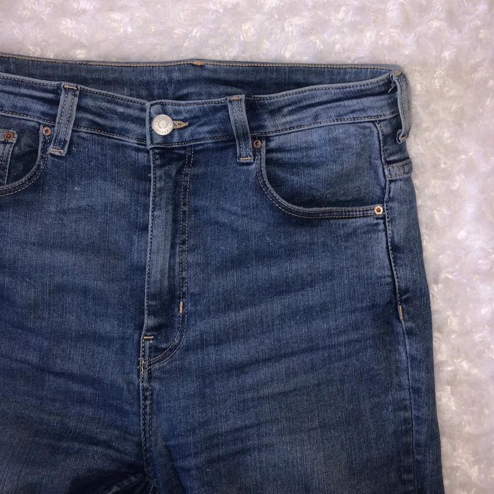 Ett par mörkblåa högmidjagde tajta jeans från weekday💙 Sitter superskönt och bra men kommer tyvärr inte till användning, är i waist 30 och längd 28 vilket passar mig bra som är 168 cm och har storlek M normalt 🙌 köpes för 500 kr. Jeans & Byxor.