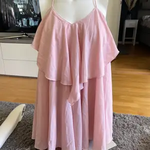 Klänning med lapp kvar, jättefin rosa färg