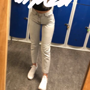 Jeans - Säljer dessa snygga stentvättade gråa momjeans! Bra skick!🤍