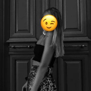 snygg lejopard kjol! - snygg kjol till somaren!! Använd fåtal gånger därav bra skick🥺😍 passar xs-m eftersom det finns knyte i magen, nypris 499