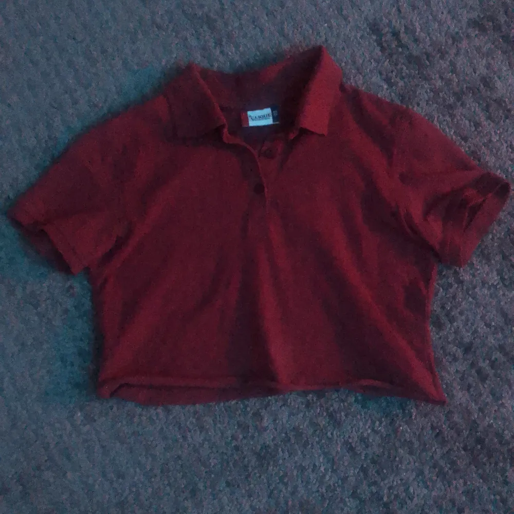 Vinröd polokrages tröja som är själv croppad. Storlek XS och köpt från secondhand. 20kr+24kr frakt= 44kr totalt!. T-shirts.
