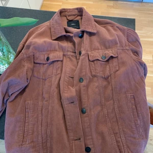 Corduroy jacka ZARA  - Manchester. Ganska tunn men funkar som en sen vår/ sommarjacka eller som en skjorta.  Jag har klippt av den, på mig går den till svanskotan och jag är 177 cm.