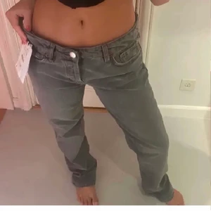 Zara jeans  - Lägger ut igen!! Säljer dessa helt slutsålda och populära jeans från zara som är helt oanvända. Vill gärna få sålda de så köpt direkt för 400kr💕💕💕💕