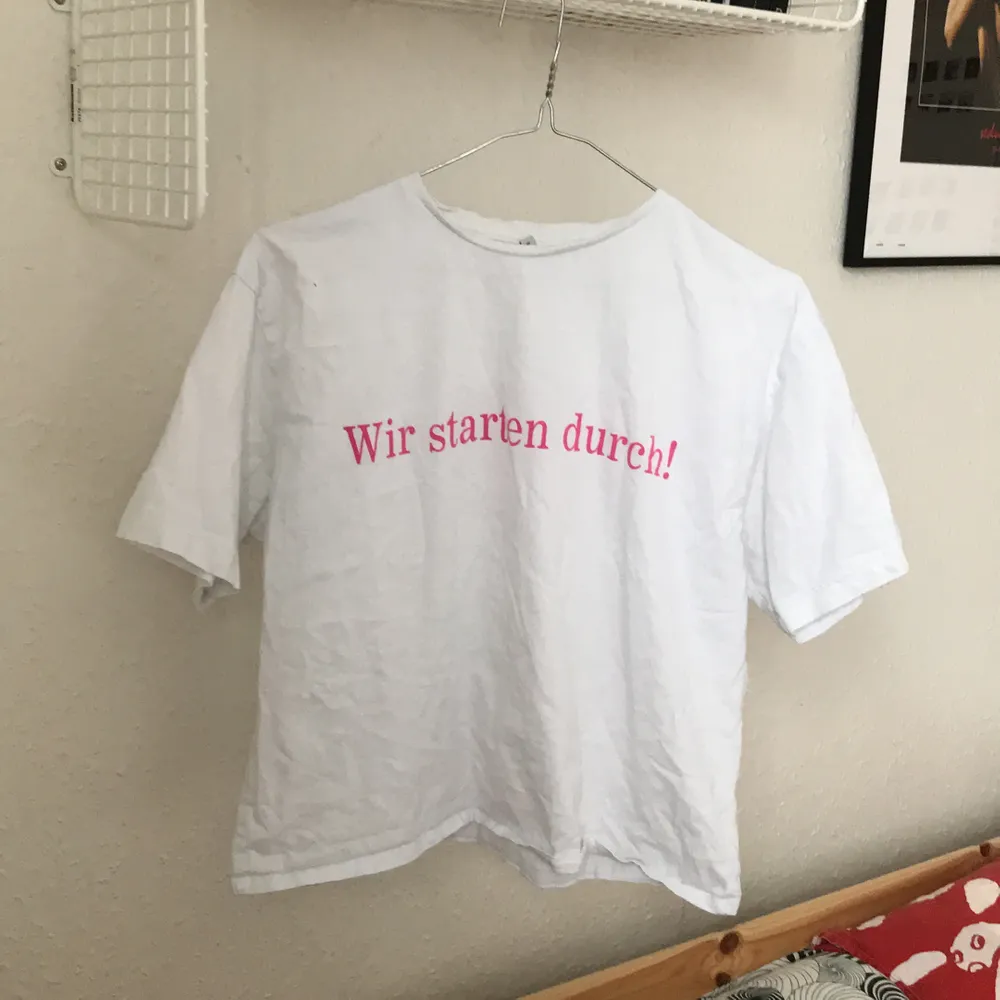 Cool tshirt i vit färg med tysk text i rosa! Köpt i Berlin:) . T-shirts.