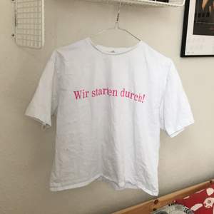 Cool tshirt i vit färg med tysk text i rosa! Köpt i Berlin:) 
