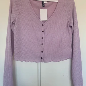 Lila tröja  - Lila tröja från hm oanvänd, med prislapp därmed fint skick.