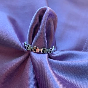 jätte fin ring - Förlåt för min torra hand hiihii. Som det ä flera som vill ha den blir det budgivning❤️ Frakten är 13kr 