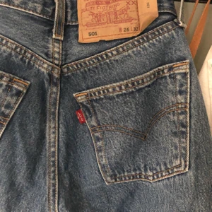 Vintage levis 501 i snyggaste färgen! - Vintage 501 i finaste färgen. Storlek 26 men mindre pga vintage - passar w23-24. 30 cm rätt över. Avklippta kanter. Snyggt vintageslitna - hittar inget särskilt att anmärka på! Såååå snygga 🥺