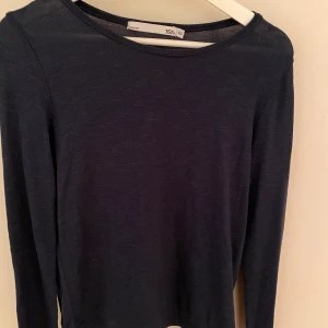 Sweatshirt från lager157 - En blå sweatshirt från lager157. Knäppt använd. I barnstorlek 160 men passar en S i vuxenstorlek. Köparen står för frakten💖