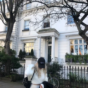 Intressekoll, stickad vit polo - I fint skick, kommer tyvärr inte lika mycket till användning 💕 60 kr kommer frakten gå på