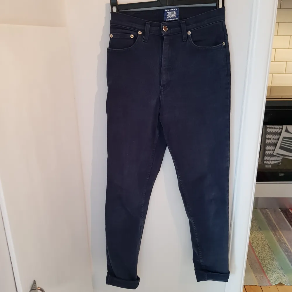 Säljer mina snygga jeans. De är en mix av tajta- och momjeans. Rejält och stretchigt jeanstyg. Jag är 166 cm och har vikt upp dem lite längst ner så passar 165 cm +. Säljer pga slutat använda. I gott skick! Köpare står för frakt! Skriv för info/bilder. 💕. Jeans & Byxor.