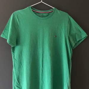 Säljer grön Hilfiger t-shirt, fint skick och använd max 5 tillfällen.