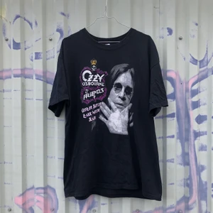 BAND TEE!! 🌱🌱 - Riktigt fett band tee / tour merch från Ozzy Osbourne och hans Europaturne 2012 “Ozzy Osbourne & Friends” där han spela i bl.a Malmö och Stockholm. Tröjan är i grymt skick och har inga defekter. Tröjan är storlek L och passat tts. Det är bara att skriva om du undrar något 🌱📀🌎