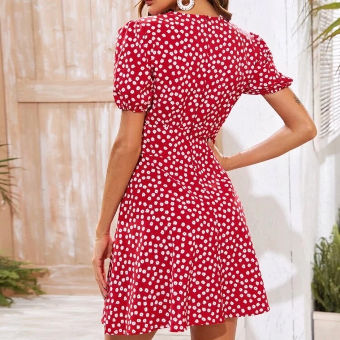 Röd blommig klänning