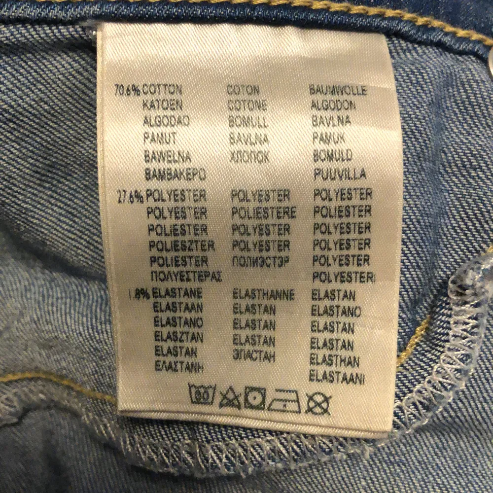 Nypris 900. Jeans från Lee köpta för nått år sedan, de har dragkedjor längst nere vid anklarna och sitter som en smäck. Lite elastiska. . Jeans & Byxor.