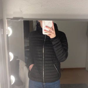 Colmar jacka - Storlek 12 år men passar XS/S. Köpt på kidsbrandstore. Super fint skick, använd några få gånger.