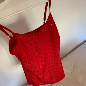 Rött linne - Köparen står för frakt ❤️