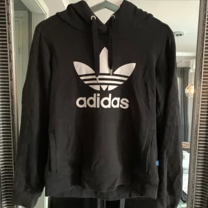 Adidas hoodie - Hoodie från adidas fint skick , köparen står för frakten ❤️