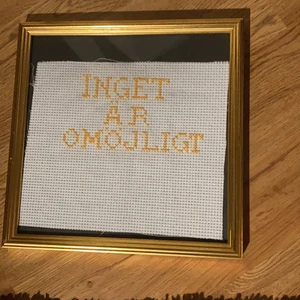 Broderade texter - Broderade texter man kan sätta in i en ram. Du kan själv välja text eller ta en text av mina förslag. Du kan också välja att ha ditt namn eller någon annans namn på. Skriv privat vad du vill beställa och ha för på tråd och text. Köparen står för frakt.🌸 Pris:50kr + eventuellt frakt.
