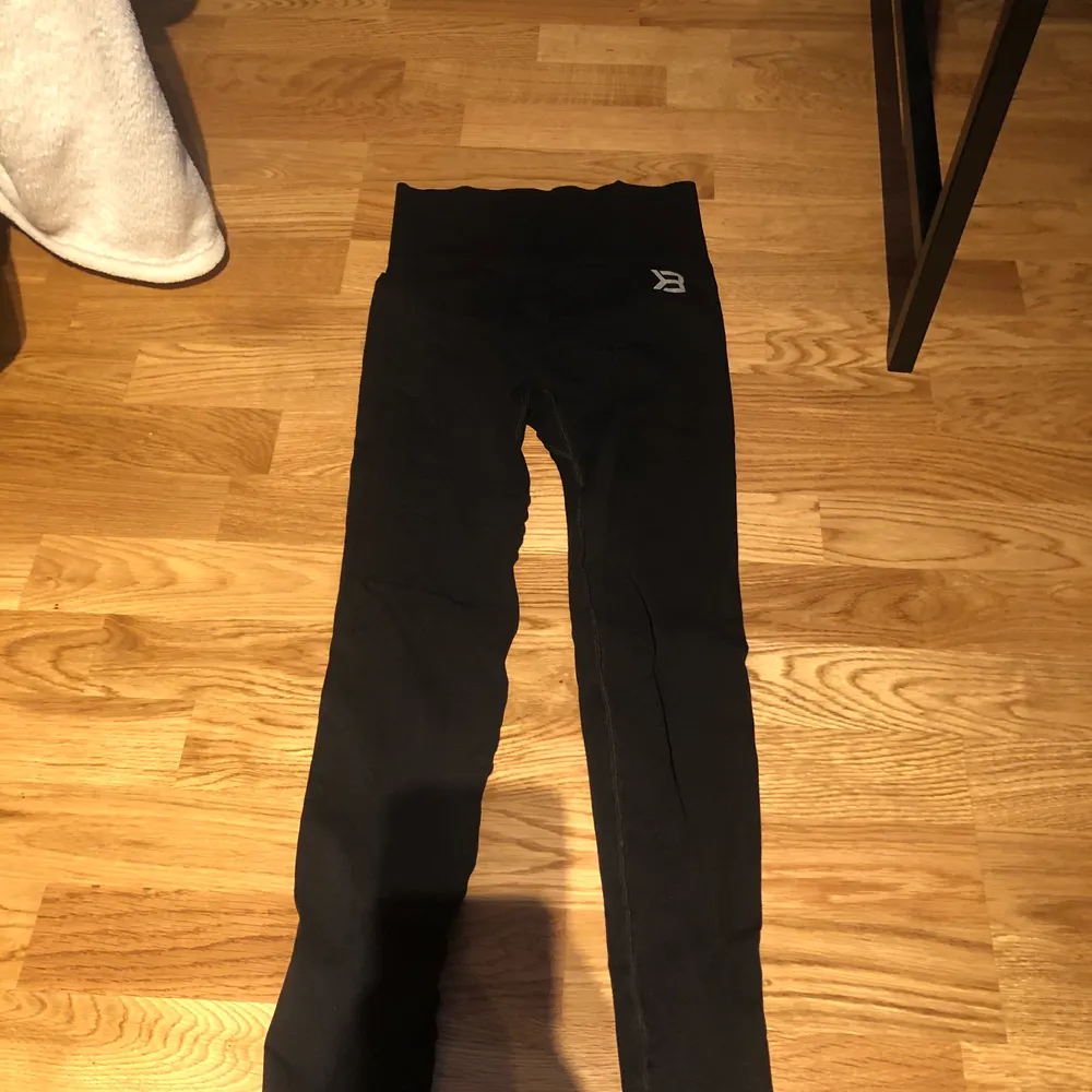 Två par better Bodies tights i strl s. Säljer pågrund av för små, använda några gånger men är som nya. Säljer båda för 500 kr, ett par 250kr. . Jeans & Byxor.