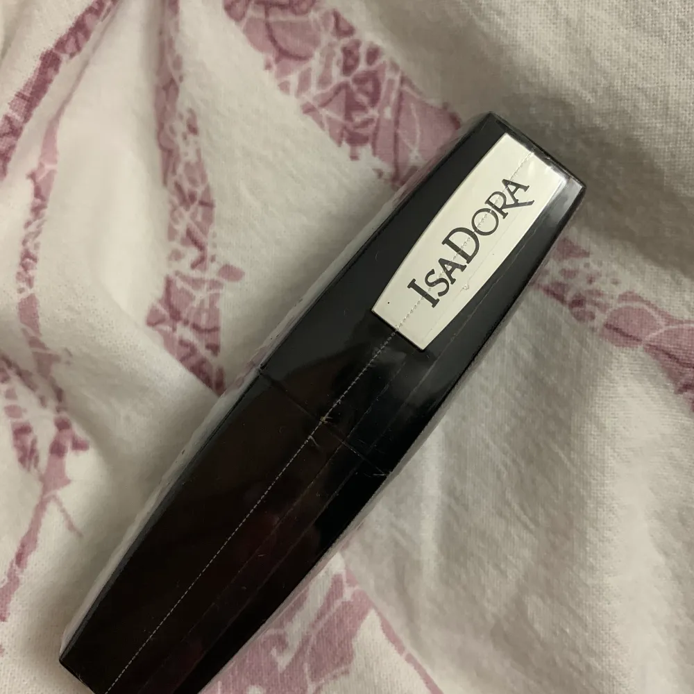 Ett jätte fint  oanvänt läppstift från Isadora i   färgen BARE BEAUTY! Ger återfuktande läppar. ( köpte den för 121kr) . Övrigt.