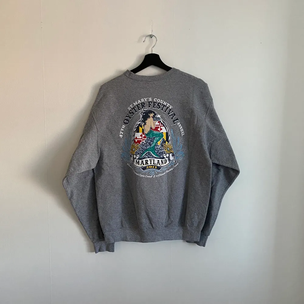 Vintage Sweatshirt ”OYSTER FESTIVAL MARYLAND” den är i mycket bra skick och i storlek L, hänvisa till modellen som är 180cm. Tröjor & Koftor.