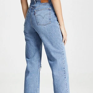 Levis jenas - (Lånad första bild) Raka levis jeans, tycärr för korta för mig. Hål på ena knät/strax över. super snygga. Dom är tajtare över lår/rumpa än på första bilden