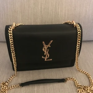 YSL väska  - Jättesnygg YSL väska. Aldrig använd! Mellanstor ca 25 cm. Ej äkta!  Priset är inte prutbart!!!!!  skickas spårbart