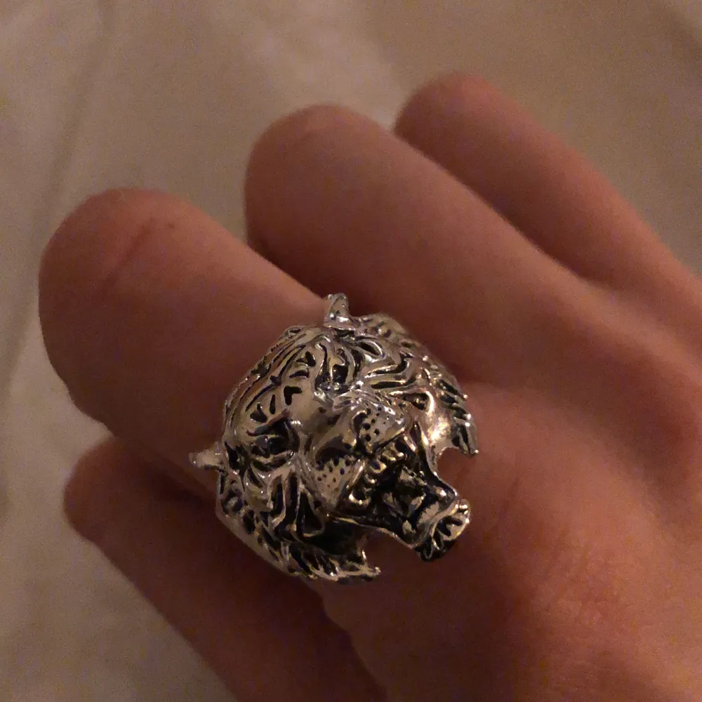 Säljer denna coola ring, köpte den här på Plick men tyvärr satt den inte riktigt som jag ville. (Köparen står för frakten) . Accessoarer.