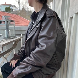Vintage skinnjacka i brunt läder - En vintage skinnjacka i superfin kvalite och äkta läder. Tyvärr finns det inte information om storlek inuti jackan men på mig som brukar ha S sitter den lite oversized, troligtvis är det en M/L. Funkar på både killar o tjejer! Köpare står för frakt :)
