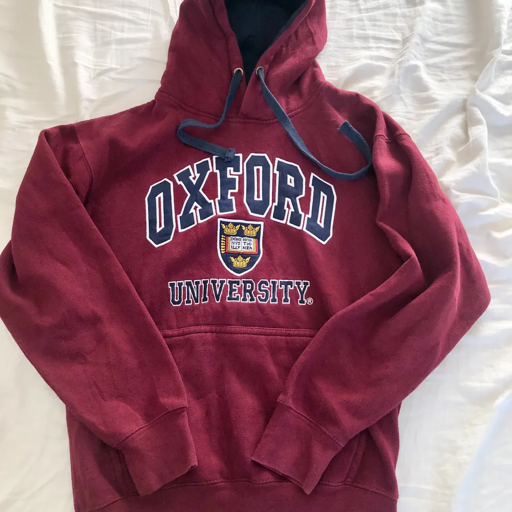 Snygg vinröd vintage Hoodie med trycket ”OXFORD”. Storlek XS. Köp nu: 300kr. Köparen står för frakt💫. Hoodies.