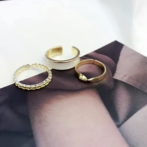 Ringar - Justerbara guldfärgade ringar. Oanvända. 20kr/st Köparen står för frakten! Skicka gärna ett meddealdande vid frågor!                                            🦋Säljer även andra ringar så ta gärna en titt🦋   