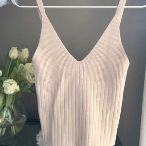 Beiget linne från Zara  - Ribbat linne från Zara, jättefint helt oanvänt, snyggt som det är men också över en skjorta till exempel. Storlek S men stretchigt.