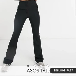 Långa kostymbyxor  - Säljer ett par långa supersnygga kostymbyxor. Aldrig använda så i nyskick. Buda gärna vid fler intresserade💞. Köparen står för frakt på 66kr. Skriv privat för fler bilder😊