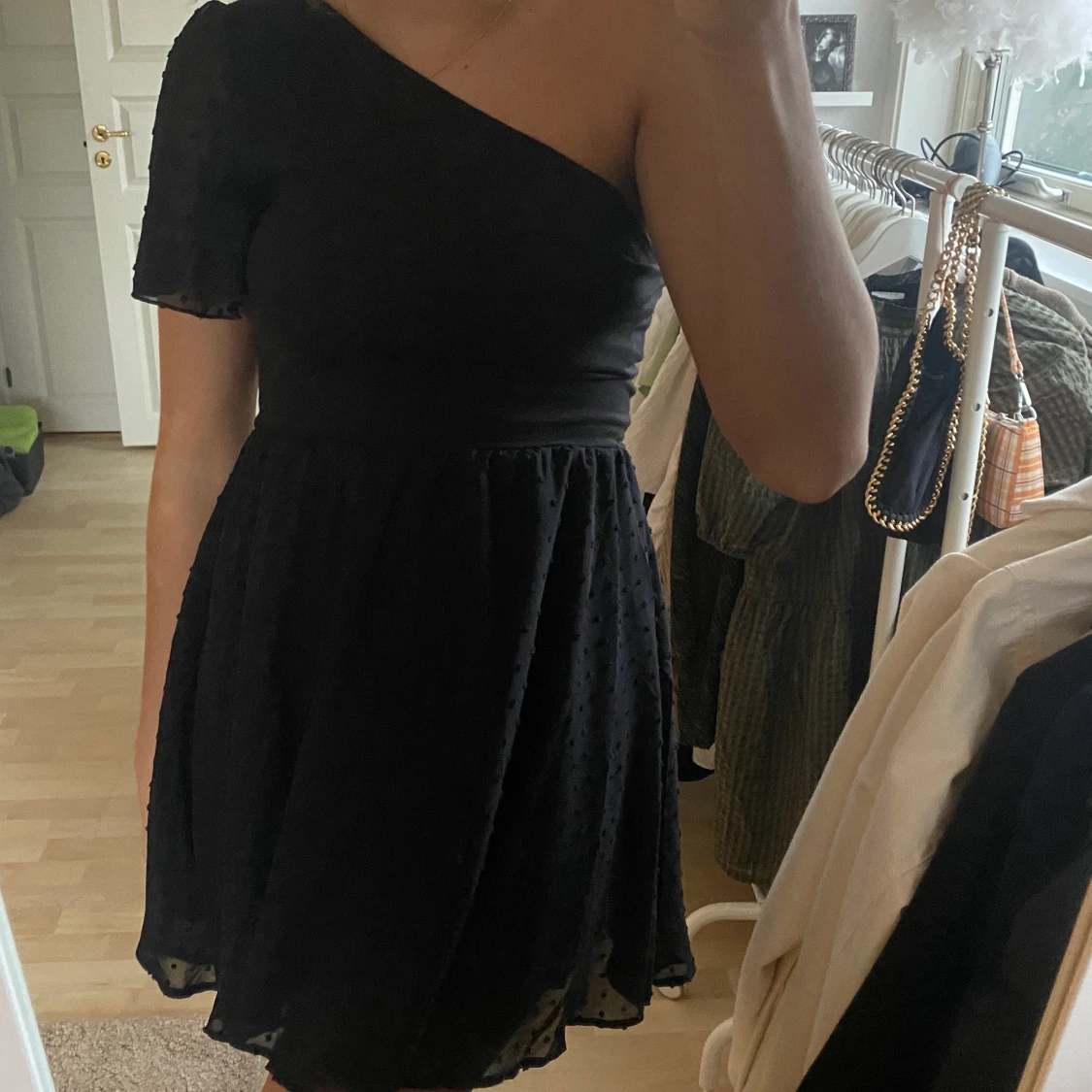 Svart one-shoulder klänning - 90
