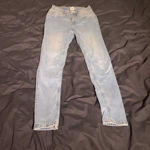 Tajta stretchiga lager jeans som är för små för mig. Knappt använd. Köpta för 300kr. 