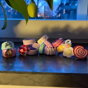 Trendiga handgjorda ringar💘 - Säljer nu dessa ringar som jag gör själv💕 Finns i alla möjliga färger så behöver inte va de på bilderna. När du beställer väljer du modell som du kan se på de två sista bilderna, färg och storlek💘 Sen gör jag ringen och lackar den om så önskas! Priset varierar för de olika modellerna så tveka inte att fråga💞 (PS diamond ringen kan göras med andra initialer och stenar;) 