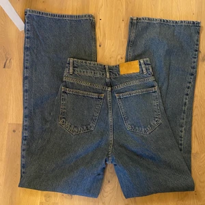 Långa vida jeans från zara - Långa jeans som sitter jättefint i midjan, jeansen är använda ca 2 gånger. 