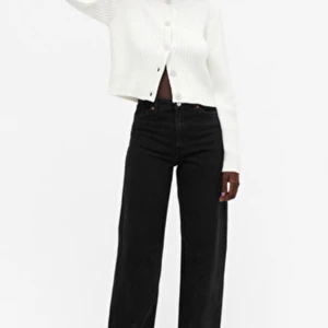 Yoko jeans - Ett par fina, svarta jeans från Monki💕 Säljer då de är lite för korta på mig. Jag är 1,66 m! Fint skick! Nypris: 400kr, jag säljer för ett rimligt bud! Om ni är intresserade, skriv gärna till mig privat. Tack på förhand💕