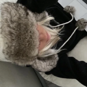 Pälsmössa - Säljer vidare min snygga och populär pälsmössa! 150kr + frakt först till kvarn!!  Köpt av en annan tjej på Plick så första bilden är lånad❤️