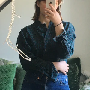 Rutig tröja! - Säljer denna coola vintage-tröja! Den är rutig och framförallt grön med lite röda linjer. Den är puffig i ärmarna vid axlarna. Den har knappar i mitten. Lite pirat-inspirerad! Den kostade ungefär 150kr till en början. Har använt en gång. Används ej för att den inte är min stil! Frakt ingår ej💕