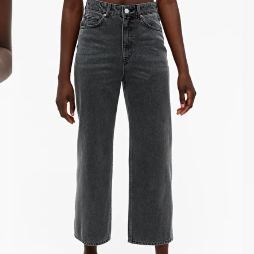 Säljer dessa gråa jeans från Monki i modellen mozik. Lite kortare nertill, slutar vid anklarna, supersnygga till sommaren☺️. Jeans & Byxor.