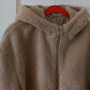 Pilejacka hm - En beige pilejacka från HM. Är i storlek M och har en lite oversize look. Har ett tunt innerfoder. 