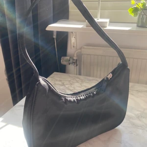Väska - Super fin väska ifrån monki som tyvärr inte kommer till användning längre❤️