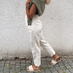 Linnebyxor  - Säljer mina svinsnygga linnebyxor i storlek 36🤍finns ett snöre/skärp till som är avtagbart och kan knytas om så önskas🥰buda från 150kr🙏🏼höj med minst 10kr💕